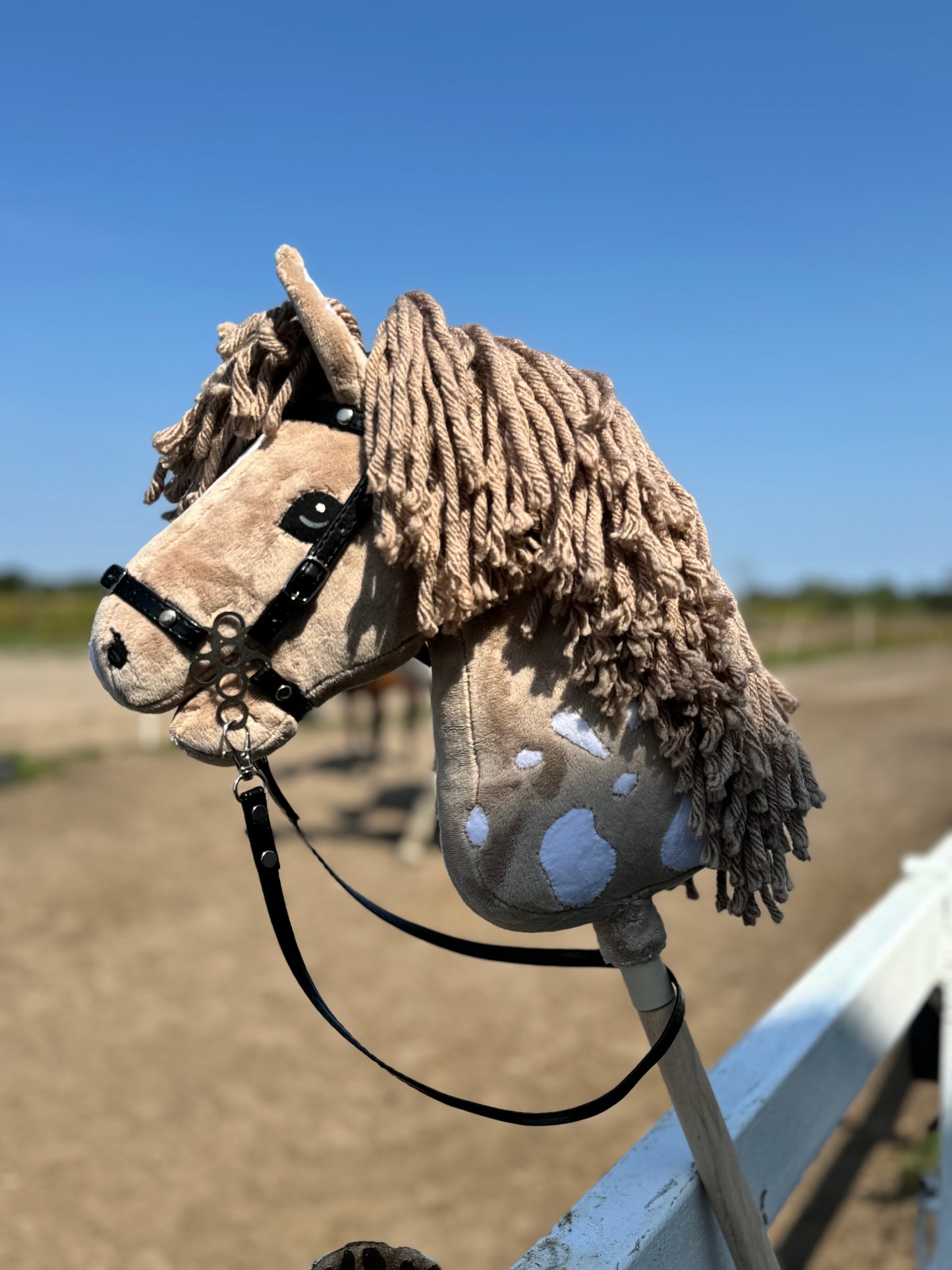 Hobby Horse A4 z odkręcanym patykiem. Cappuccino Mokate.