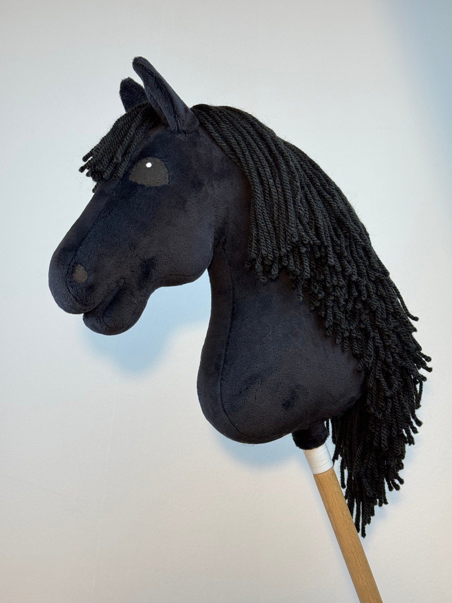 Steckenpferd A3 Schwarz realistisch.