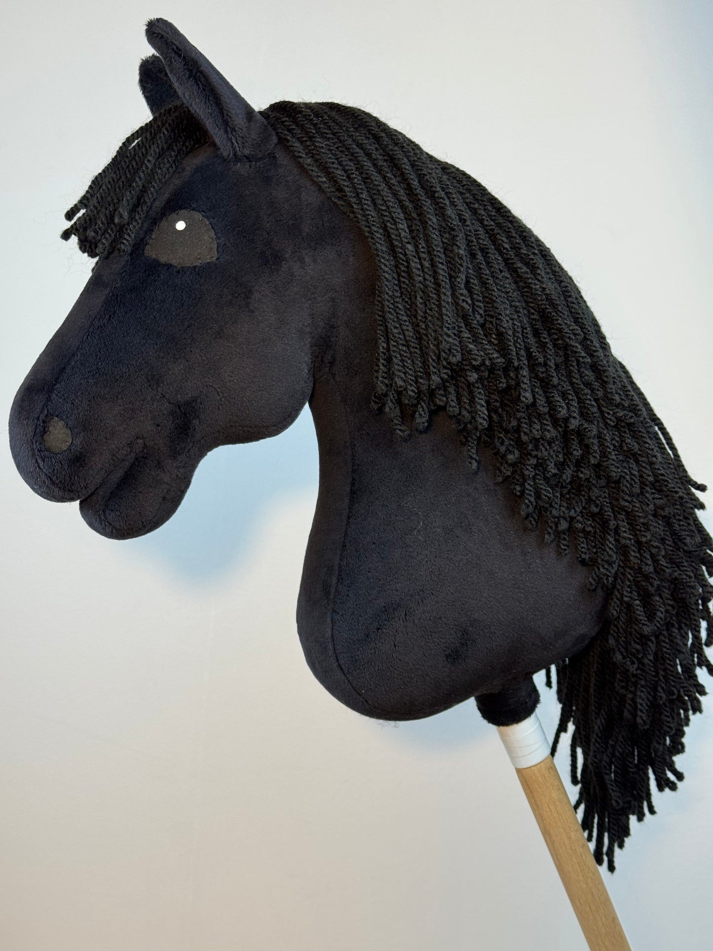 Steckenpferd A3 Schwarz realistisch.