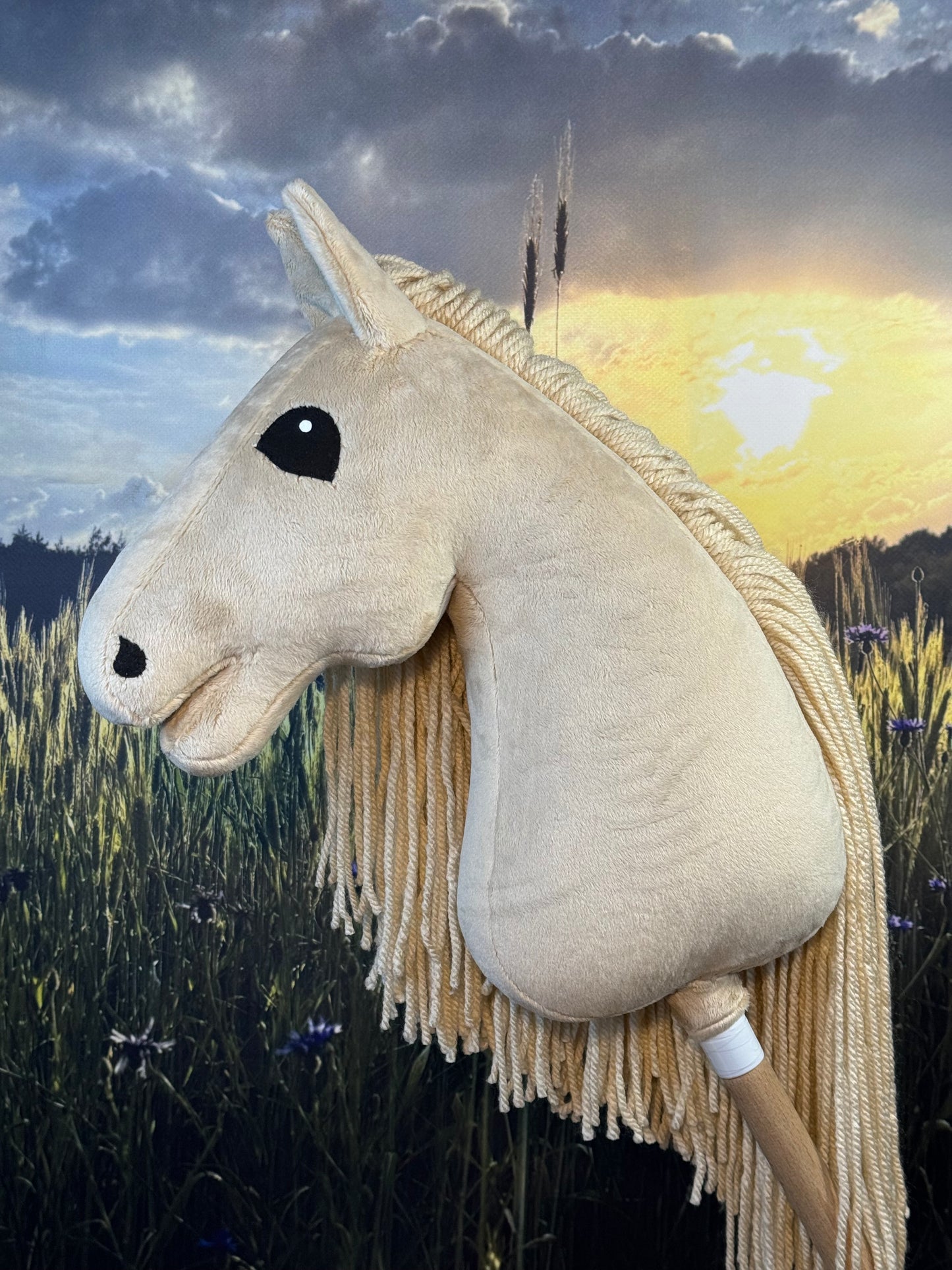 Cremello Andalusier Steckenpferd. Realistisch. Größen A3, A4 und A5