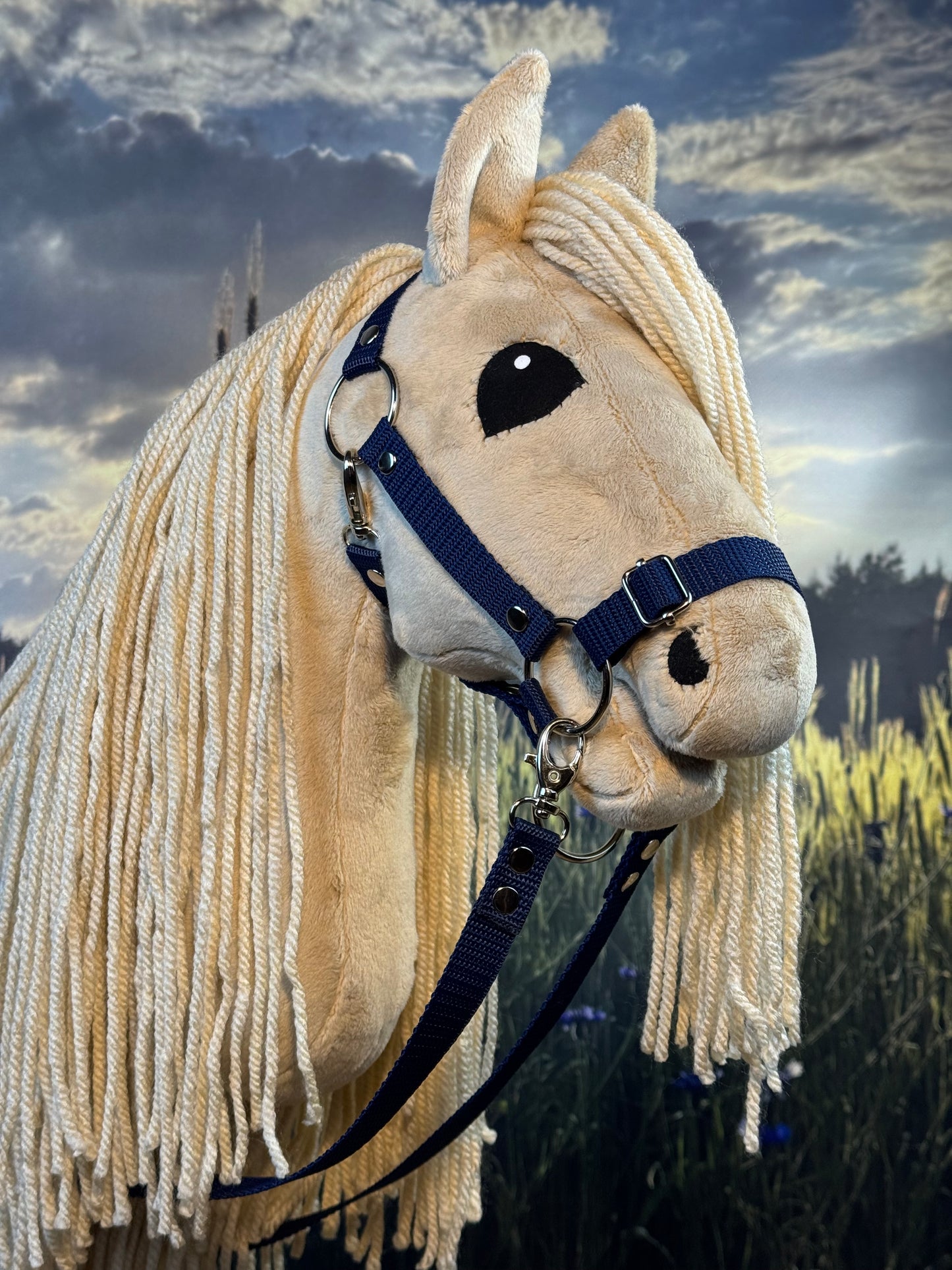 Cremello Andalusier Steckenpferd. Realistisch. Größen A3, A4 und A5