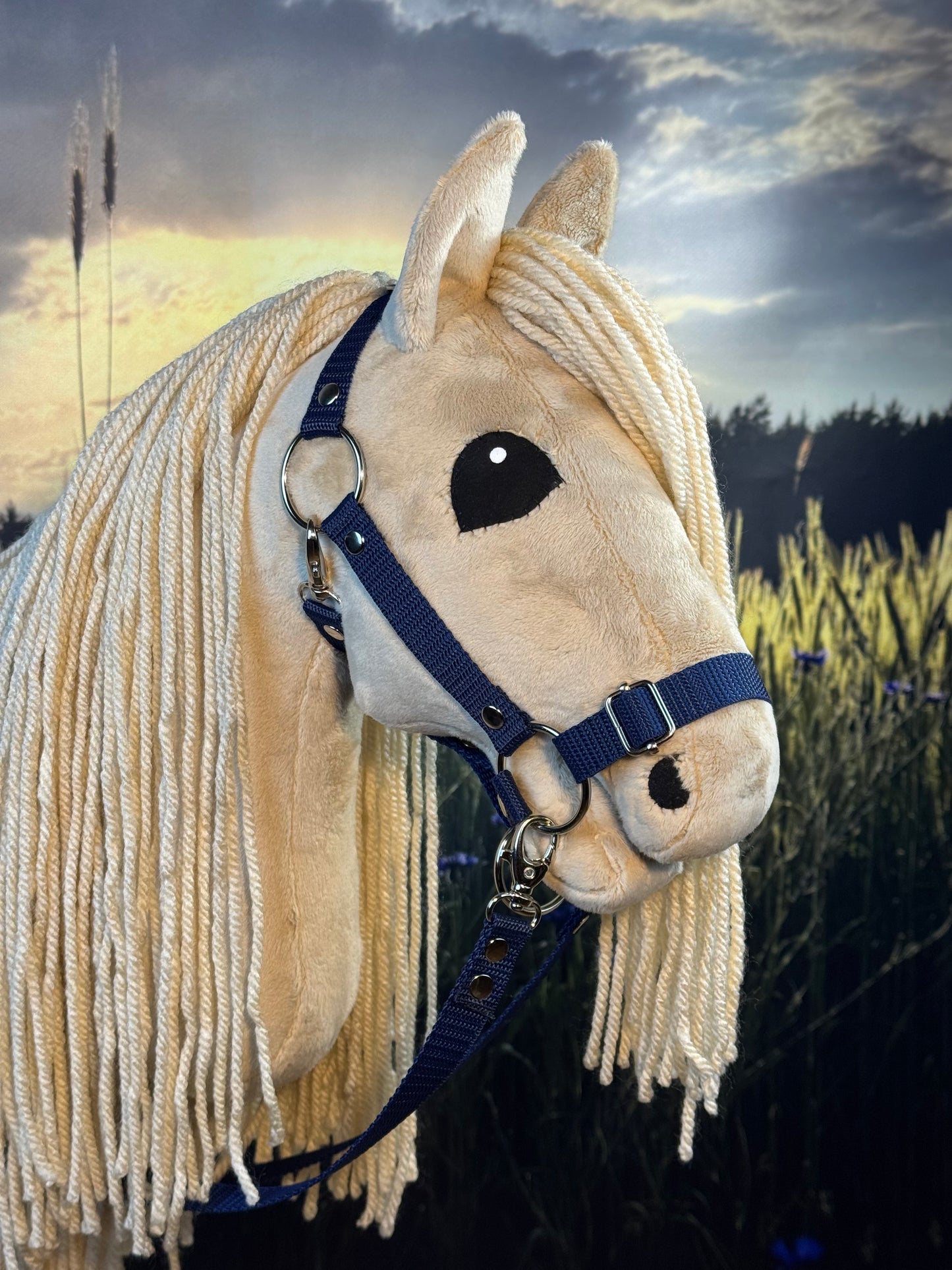 Cremello Andalusier Steckenpferd. Realistisch. Größen A3, A4 und A5