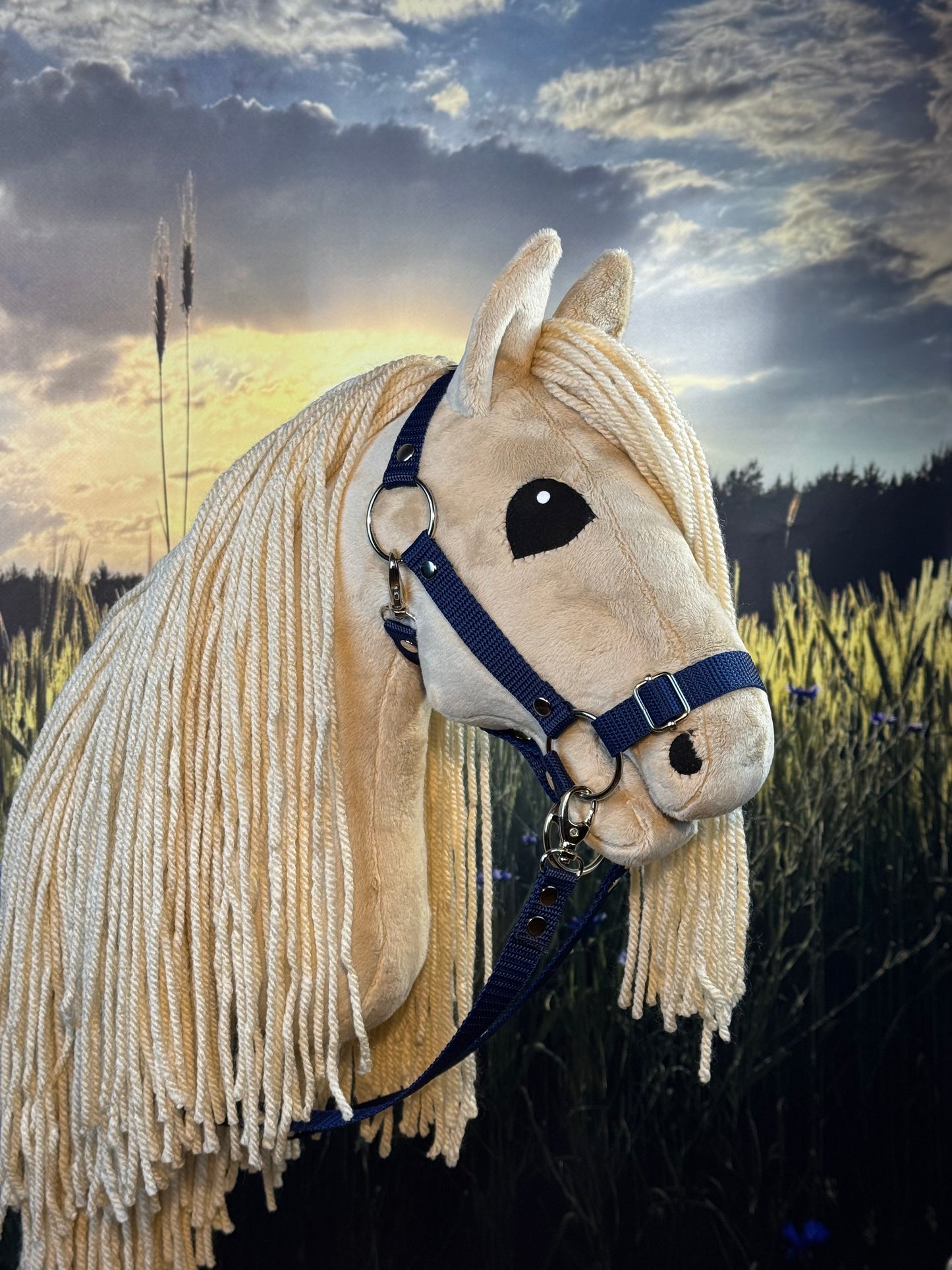 Cremello Andalusier Steckenpferd. Realistisch. Größen A3, A4 und A5