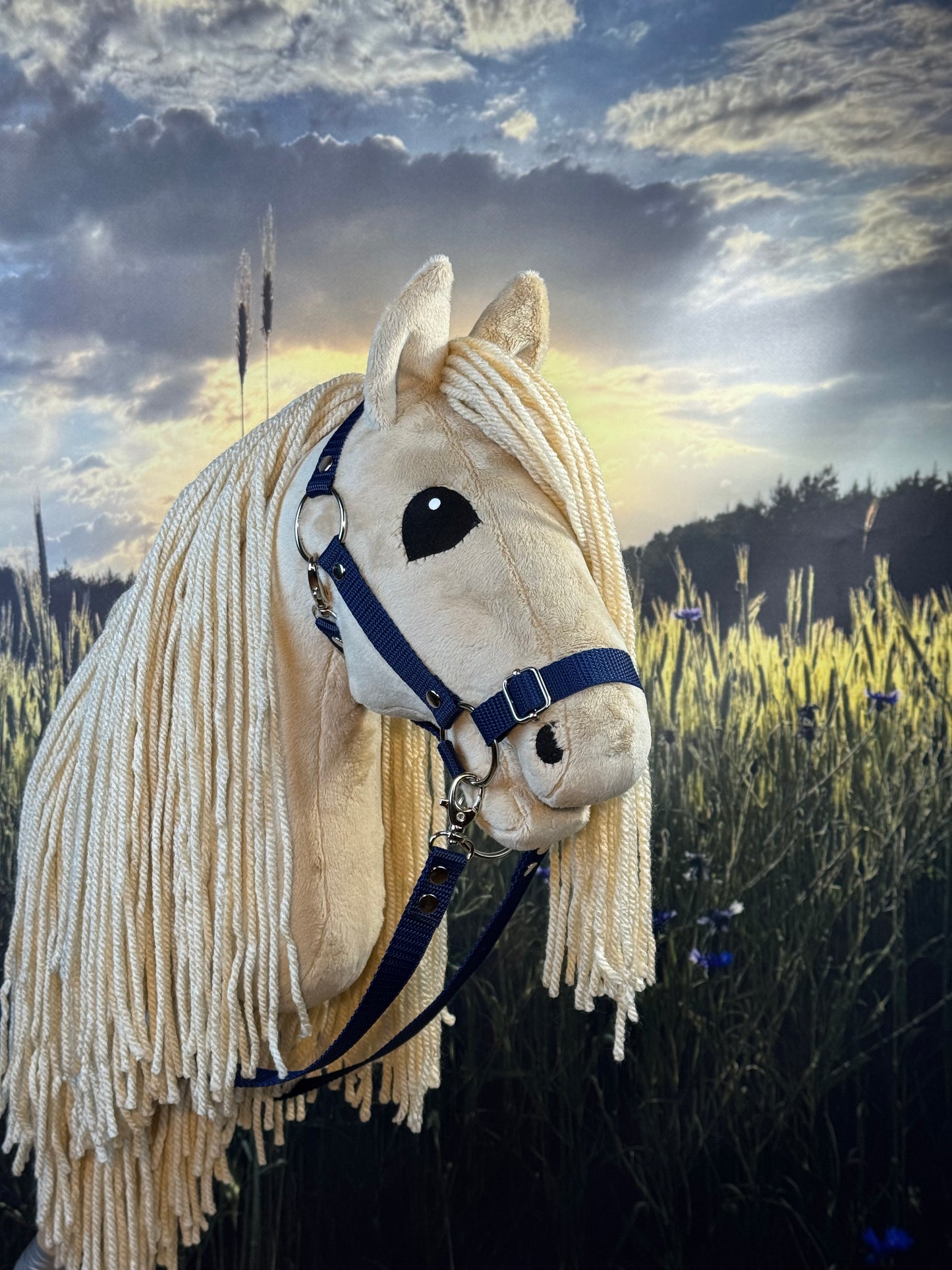 Cremello Andalusier Steckenpferd. Realistisch. Größen A3, A4 und A5