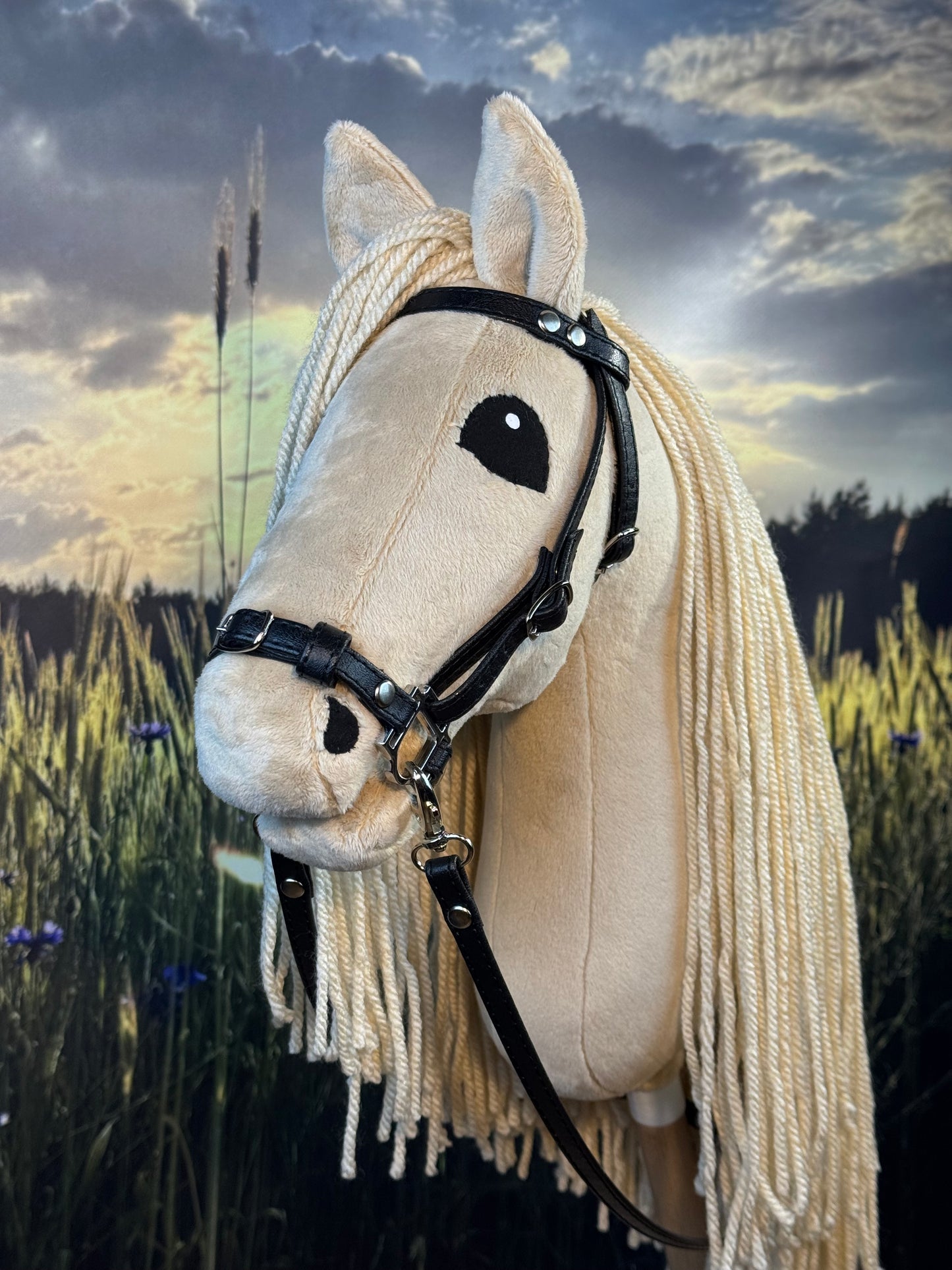 Cremello Andalusier Steckenpferd. Realistisch. Größen A3, A4 und A5