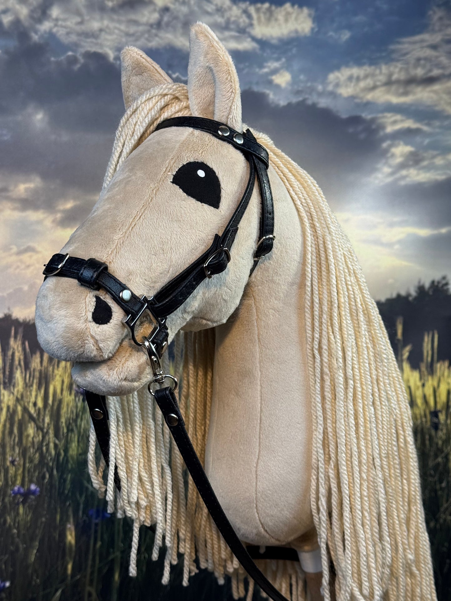 Cremello Andalusier Steckenpferd. Realistisch. Größen A3, A4 und A5