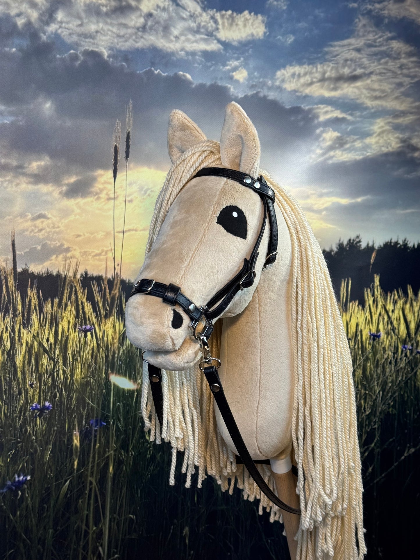 Cremello Andalusier Steckenpferd. Realistisch. Größen A3, A4 und A5