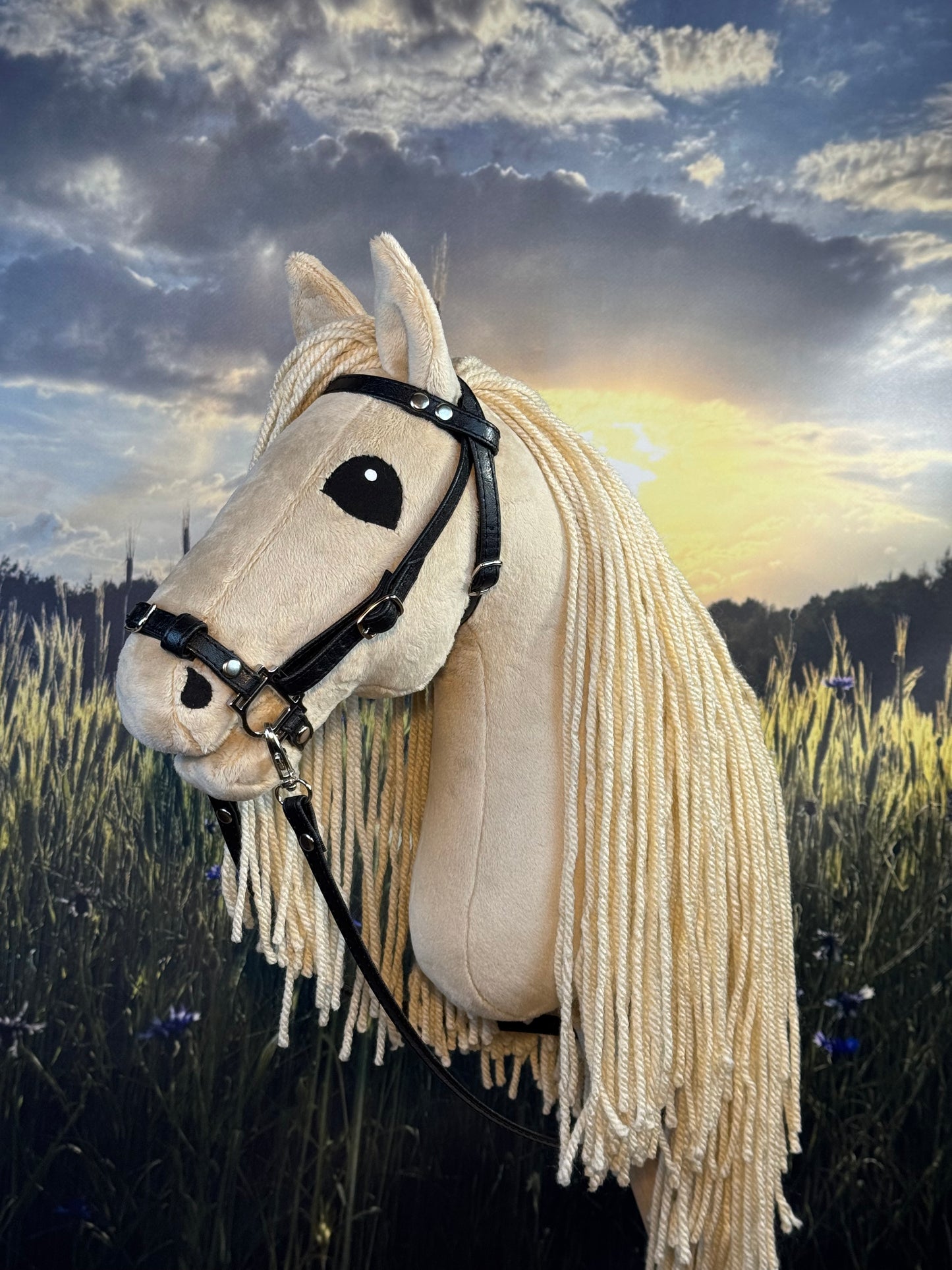 Cremello Andalusier Steckenpferd. Realistisch. Größen A3, A4 und A5