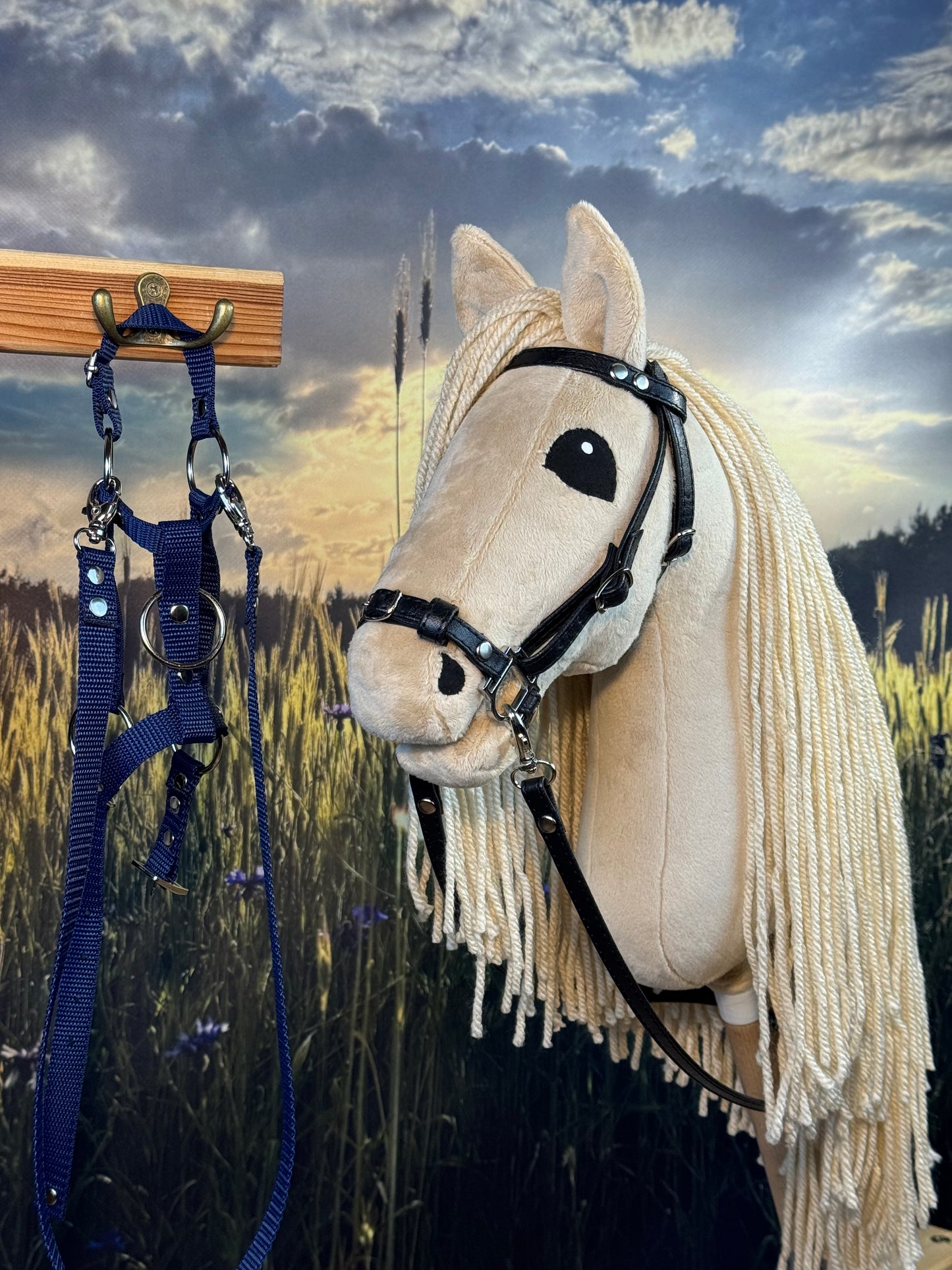 Cremello Andalusier Steckenpferd. Realistisch. Größen A3, A4 und A5