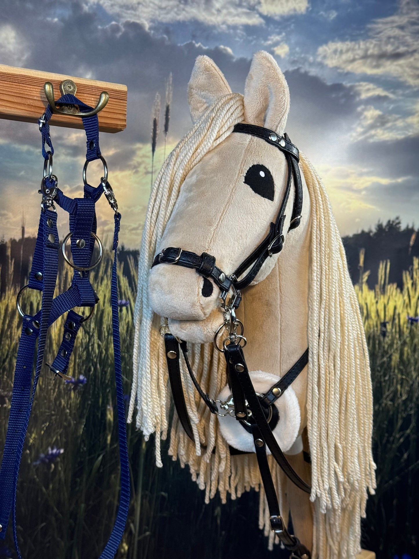 Cremello Andalusier Steckenpferd. Realistisch. Größen A3, A4 und A5