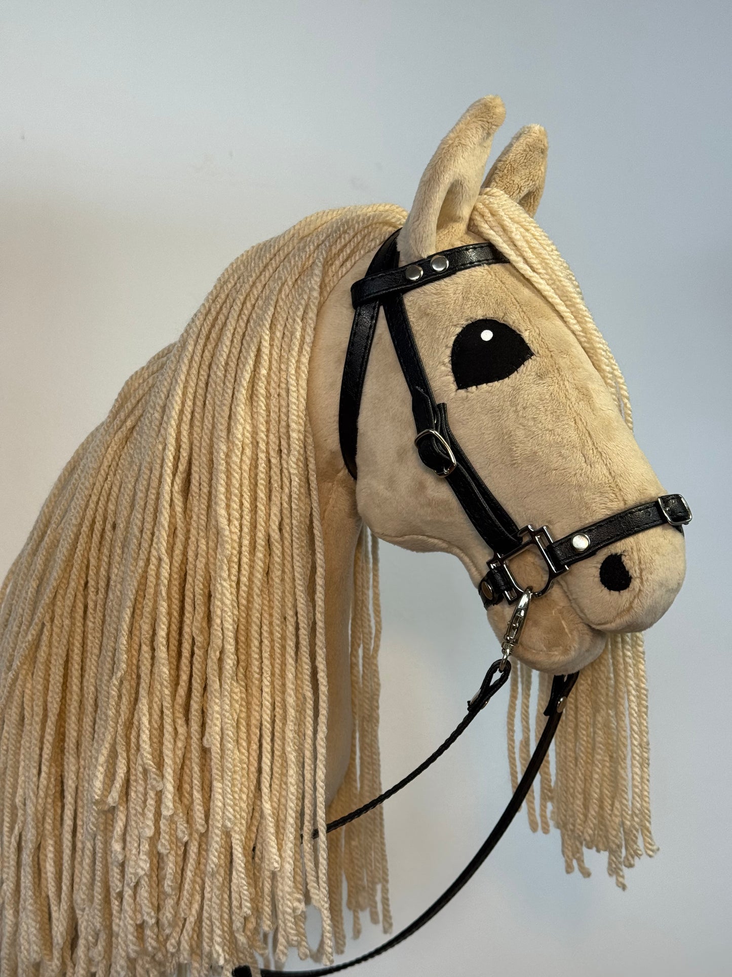 Cremello Andalusier Steckenpferd. Realistisch. Größen A3, A4 und A5