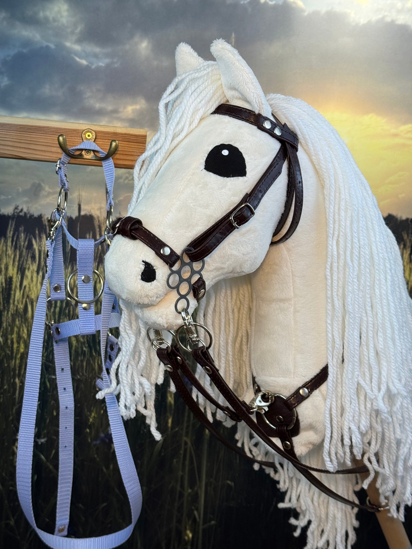Palomino z długą białą grzywą, Hobby Horse. Realistyczny. Rozmiary A3, A4 i A5.