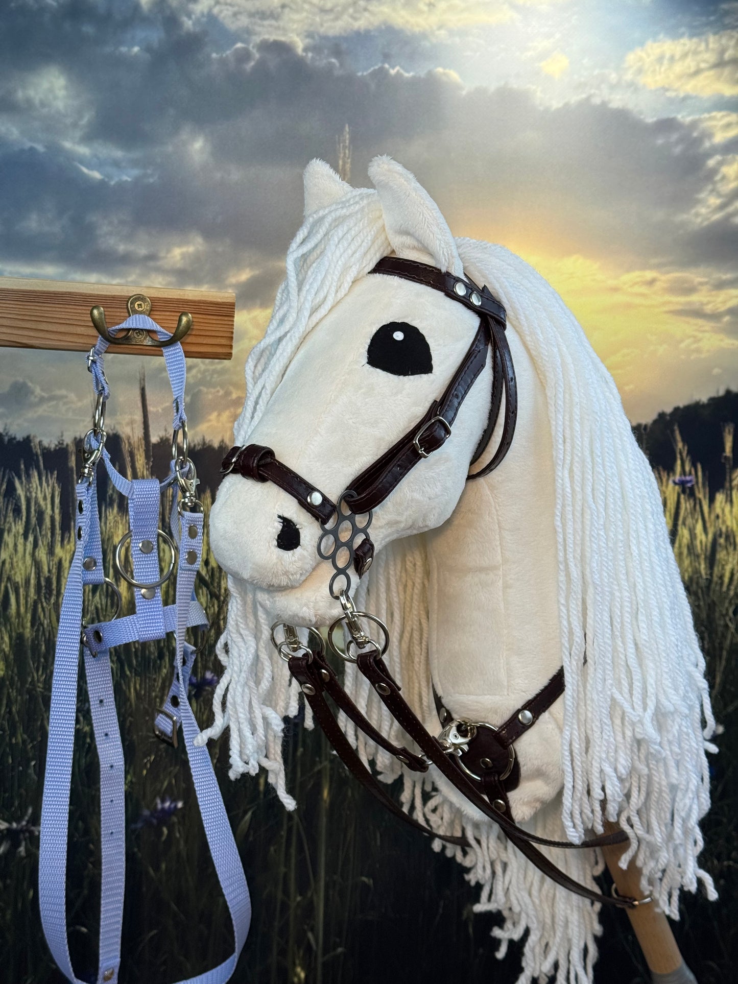 Palomino z długą białą grzywą, Hobby Horse. Realistyczny. Rozmiary A3, A4 i A5.