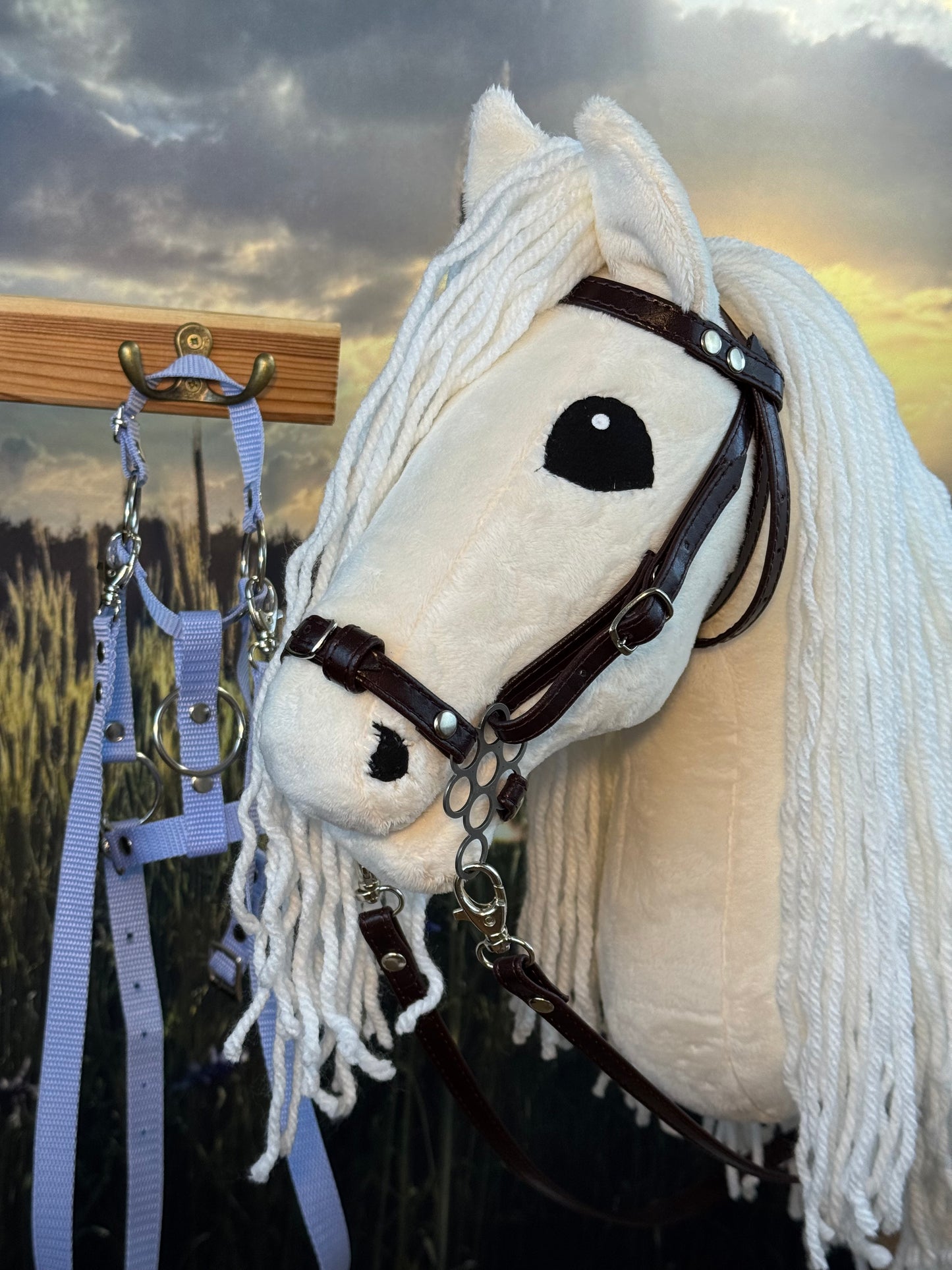 Palomino z długą białą grzywą, Hobby Horse. Realistyczny. Rozmiary A3, A4 i A5.