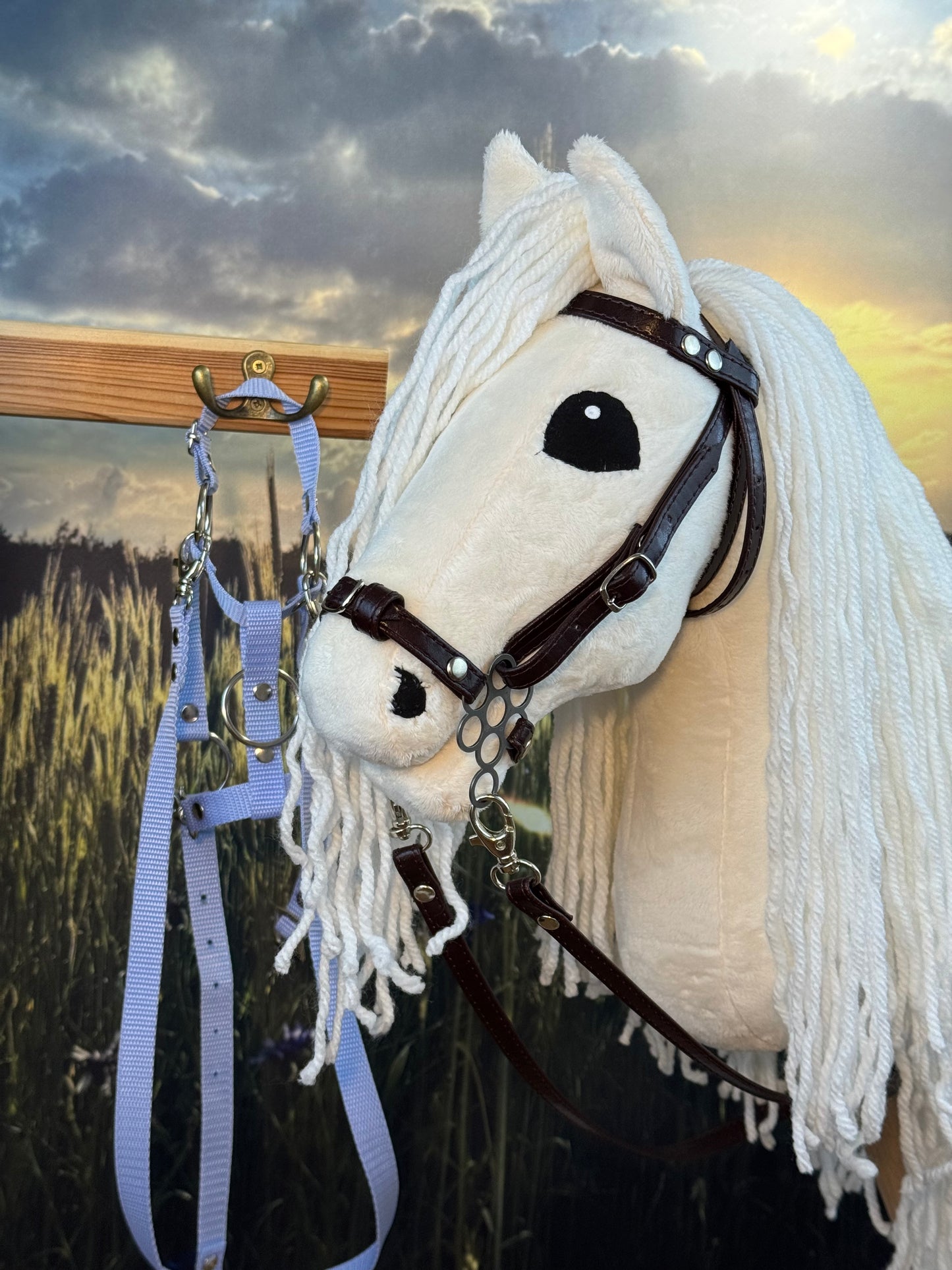 Palomino z długą białą grzywą, Hobby Horse. Realistyczny. Rozmiary A3, A4 i A5.