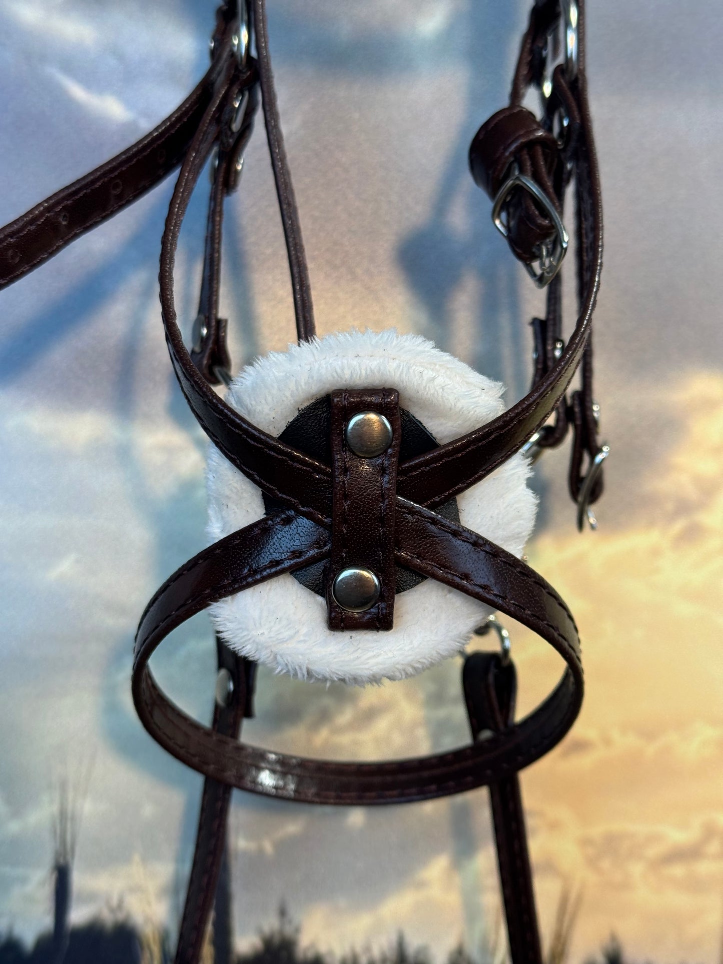 Hackamore-Zaumzeug aus Öko-Leder mit Blumenmuster und diamantförmigem Stirnband. Braun. Passend für Steckenpferde in den Größen A5, A4 und A3.