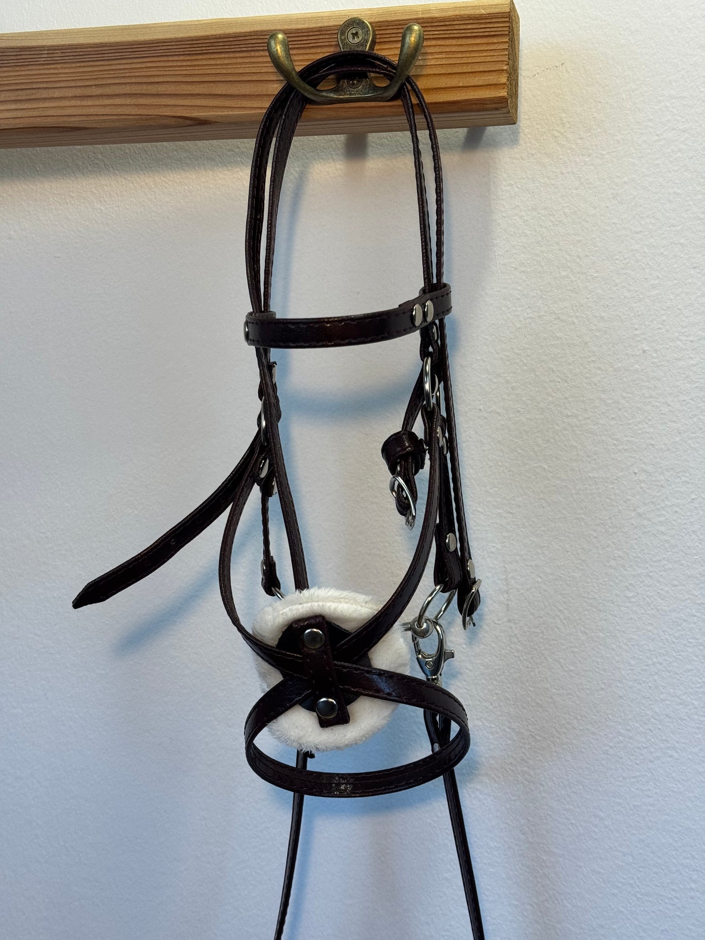 Hackamore-Zaumzeug aus Öko-Leder mit Blumenmuster und diamantförmigem Stirnband. Braun. Passend für Steckenpferde in den Größen A5, A4 und A3.