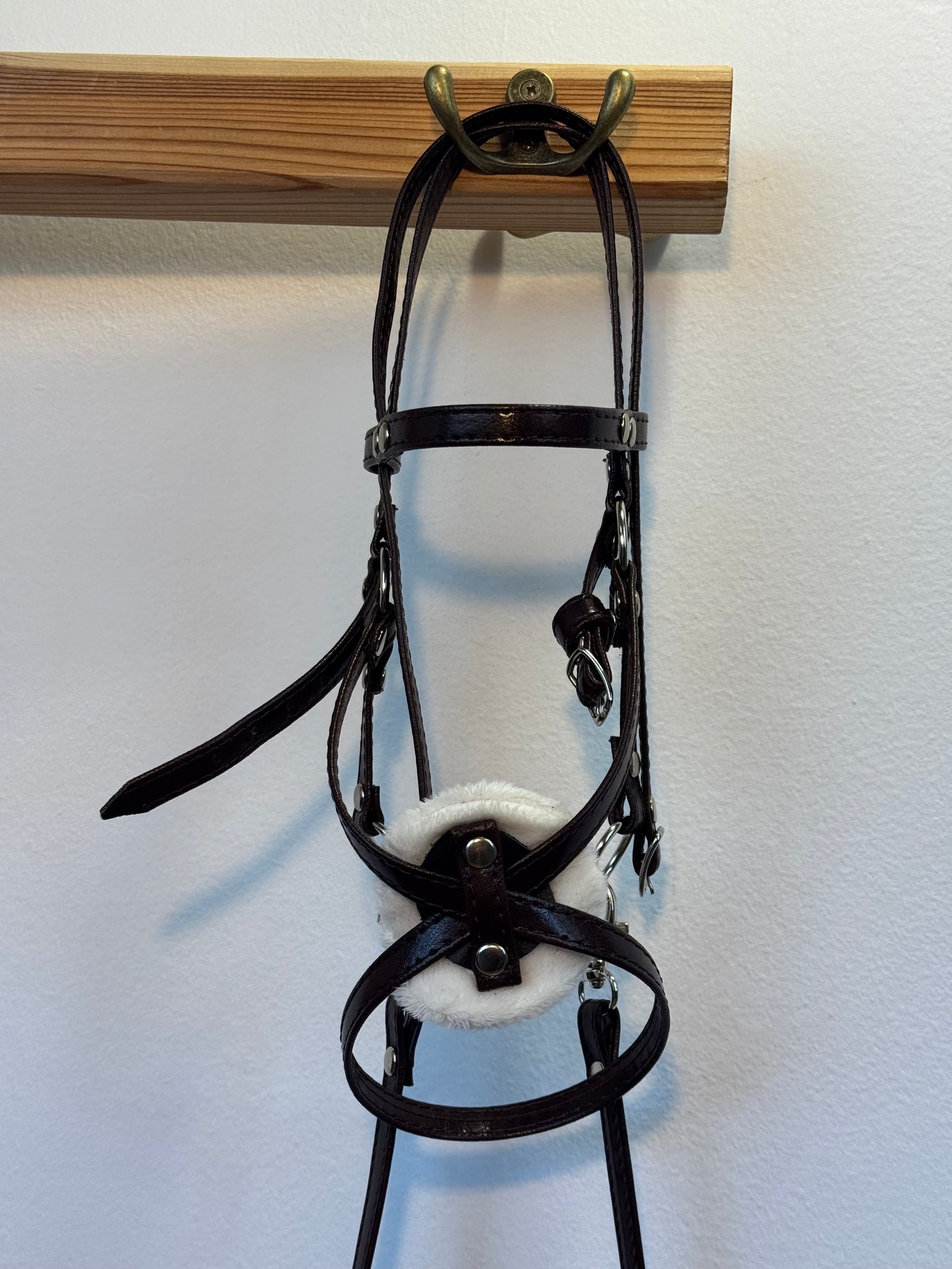 Hackamore-Zaumzeug aus Öko-Leder mit Blumenmuster und diamantförmigem Stirnband. Braun. Passend für Steckenpferde in den Größen A5, A4 und A3.