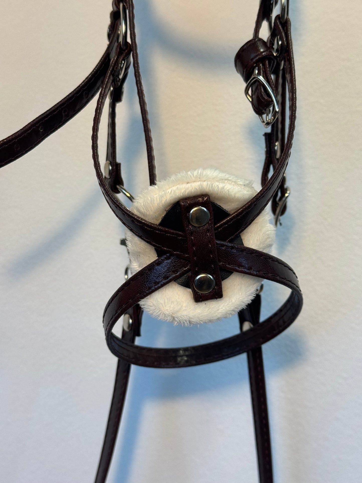 Hackamore-Zaumzeug aus Öko-Leder mit Blumenmuster und diamantförmigem Stirnband. Braun. Passend für Steckenpferde in den Größen A5, A4 und A3.