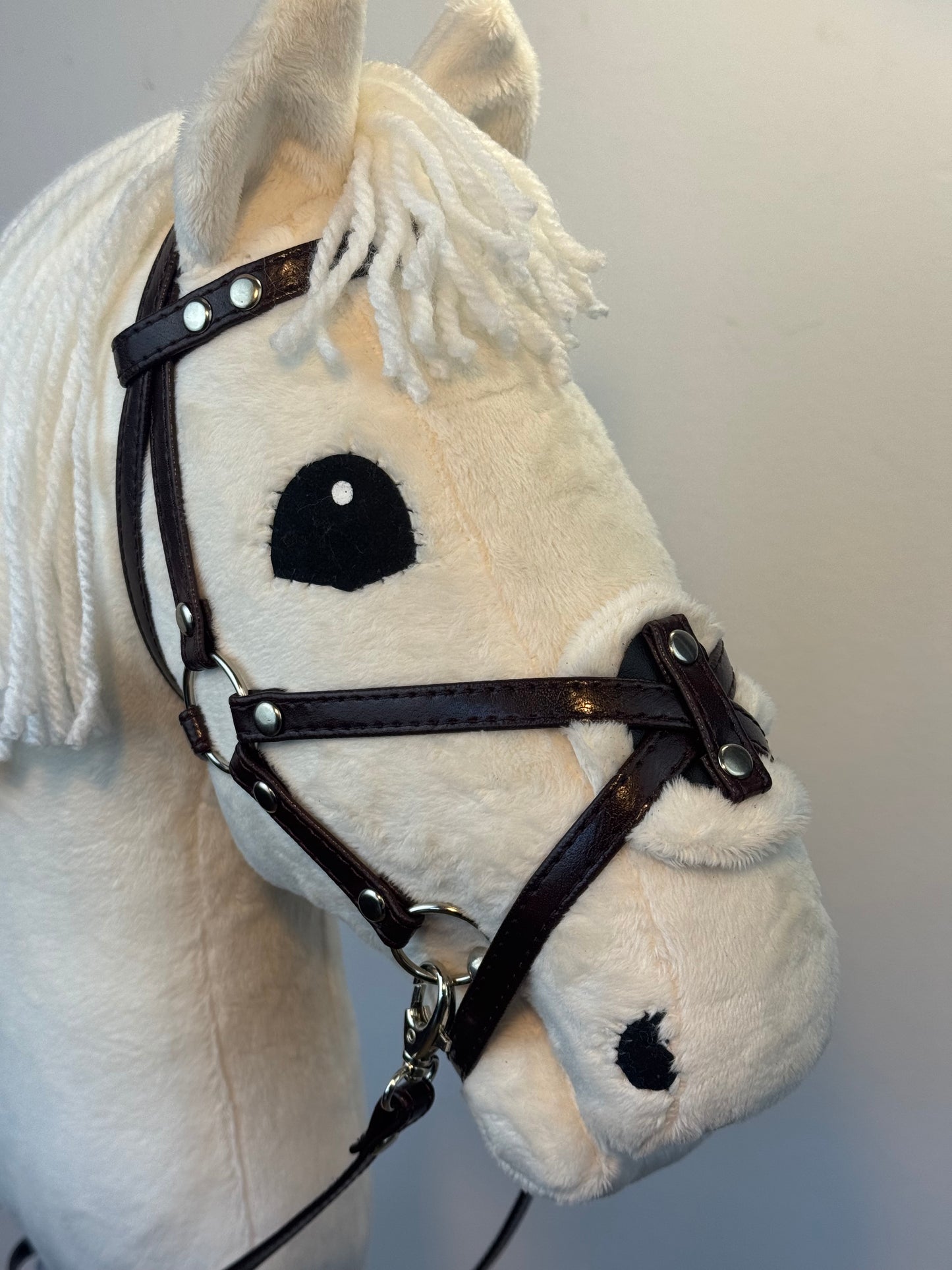 Hackamore-Zaumzeug aus Öko-Leder mit Blumenmuster und diamantförmigem Stirnband. Braun. Passend für Steckenpferde in den Größen A5, A4 und A3.
