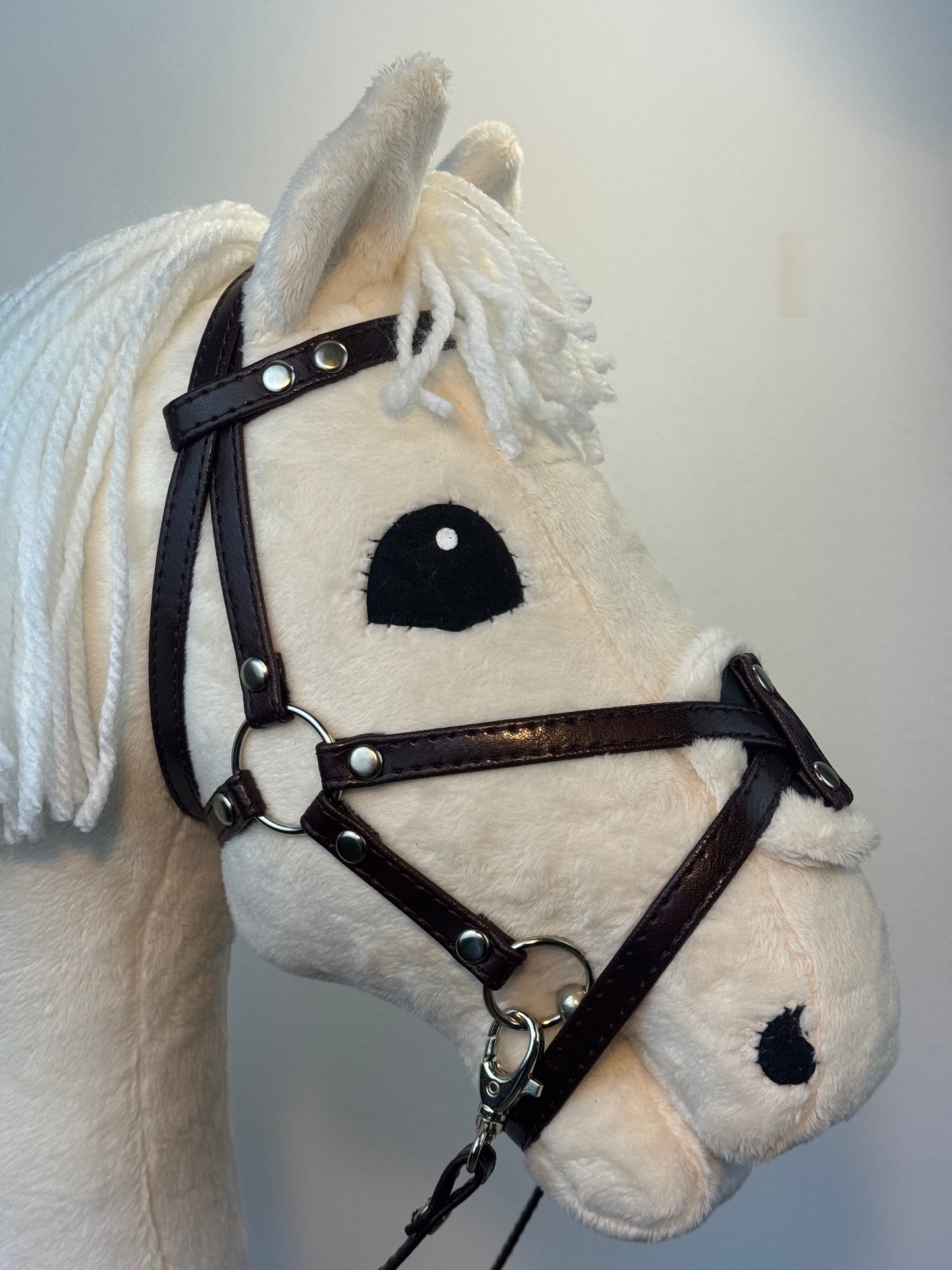 Hackamore-Zaumzeug aus Öko-Leder mit Blumenmuster und diamantförmigem Stirnband. Braun. Passend für Steckenpferde in den Größen A5, A4 und A3.