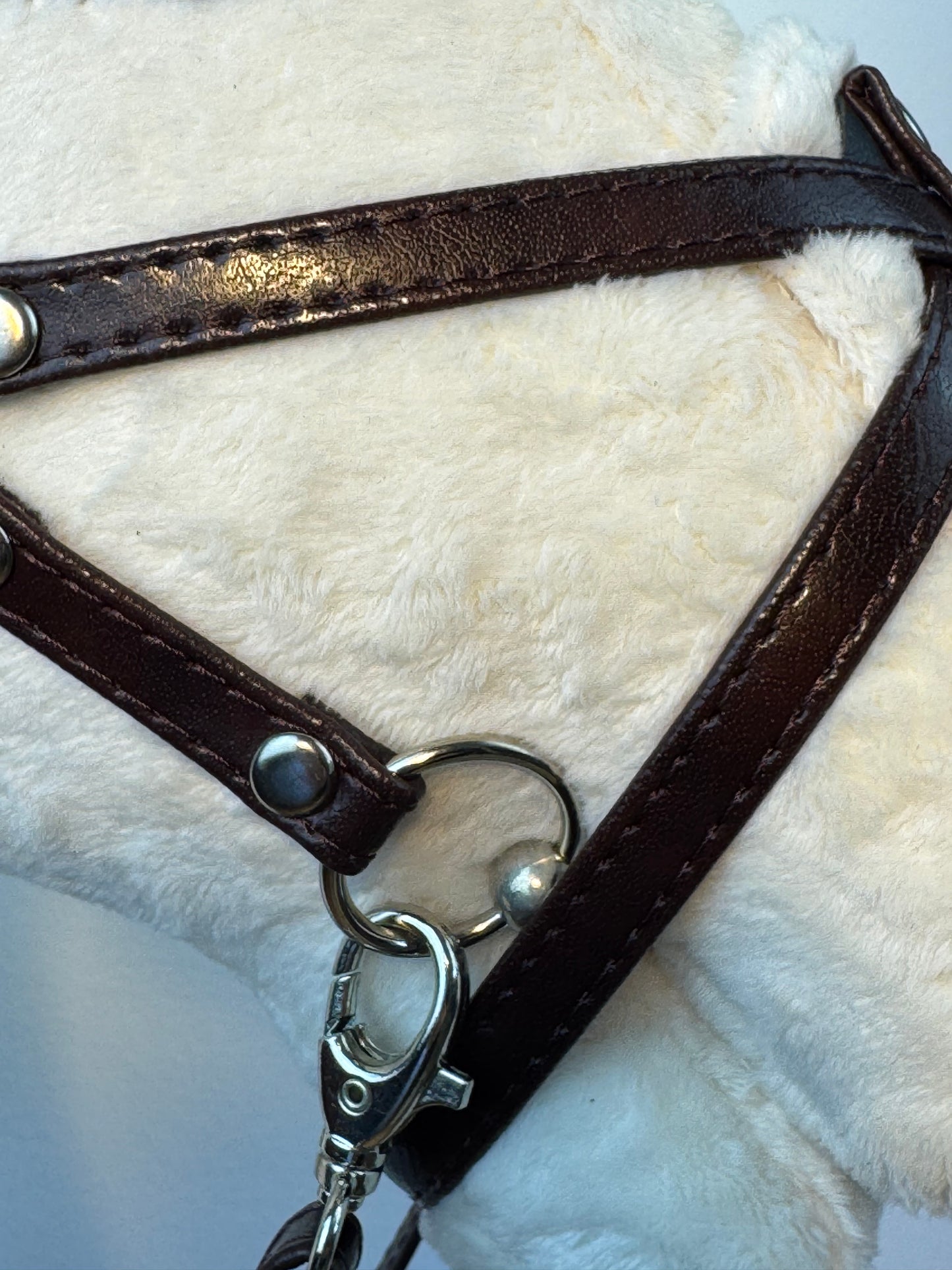 Hackamore-Zaumzeug aus Öko-Leder mit Blumenmuster und diamantförmigem Stirnband. Braun. Passend für Steckenpferde in den Größen A5, A4 und A3.