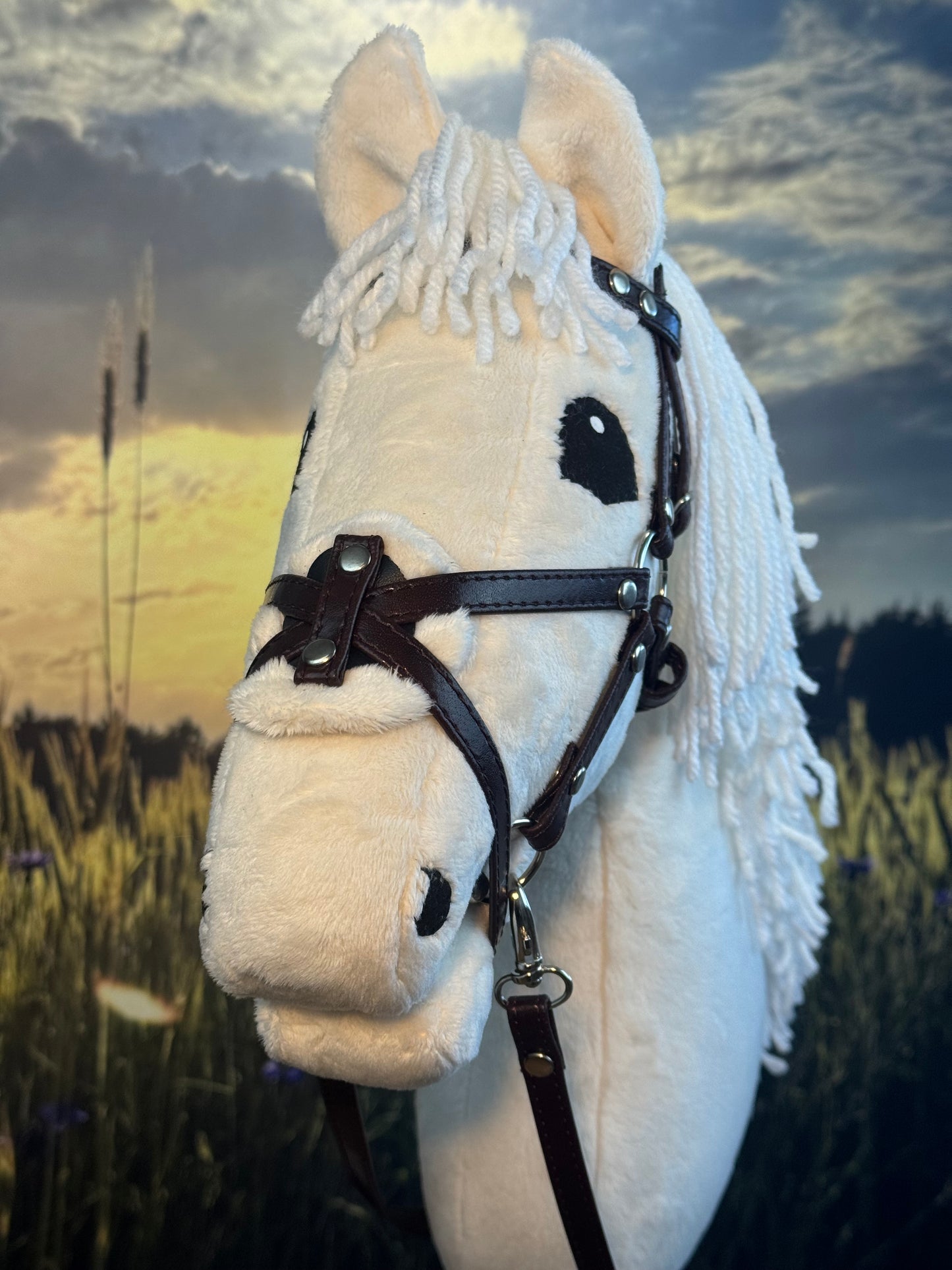Hackamore-Zaumzeug aus Öko-Leder mit Blumenmuster und diamantförmigem Stirnband. Braun. Passend für Steckenpferde in den Größen A5, A4 und A3.